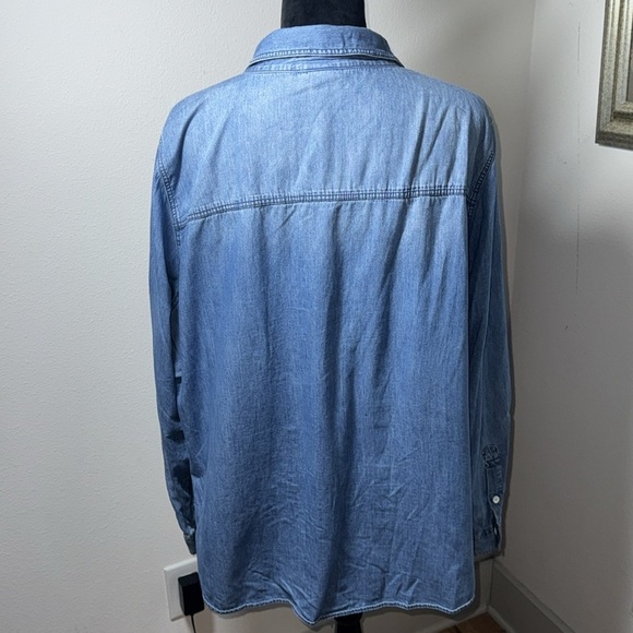 Torrid Taylor Medium wash denim buttoned down long sleevesn shirt blouse Sz 3X - Picture 2 of 5